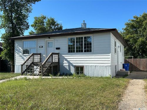 1706 2nd St, House with 5 bedrooms, 2 bathrooms and 6 parking in Estevan SK | Card Image