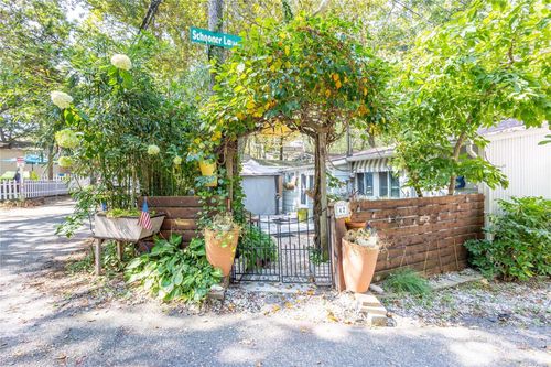 42 Cottage Rd, Calverton, NY, 11933-1266 | Card Image