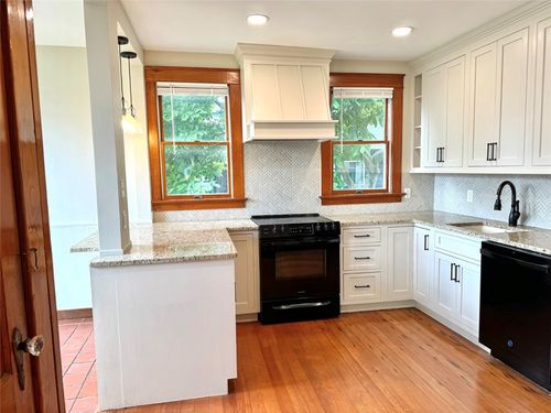 2-61 E Bowery St, Newport, RI, 02840-3661 | Card Image