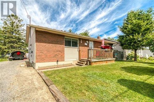 8 Arlington Dr E, Dowling, ON, P0M1R0 | Card Image