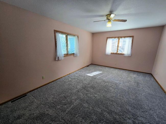 Carpeted, ceiling fan | Image 31