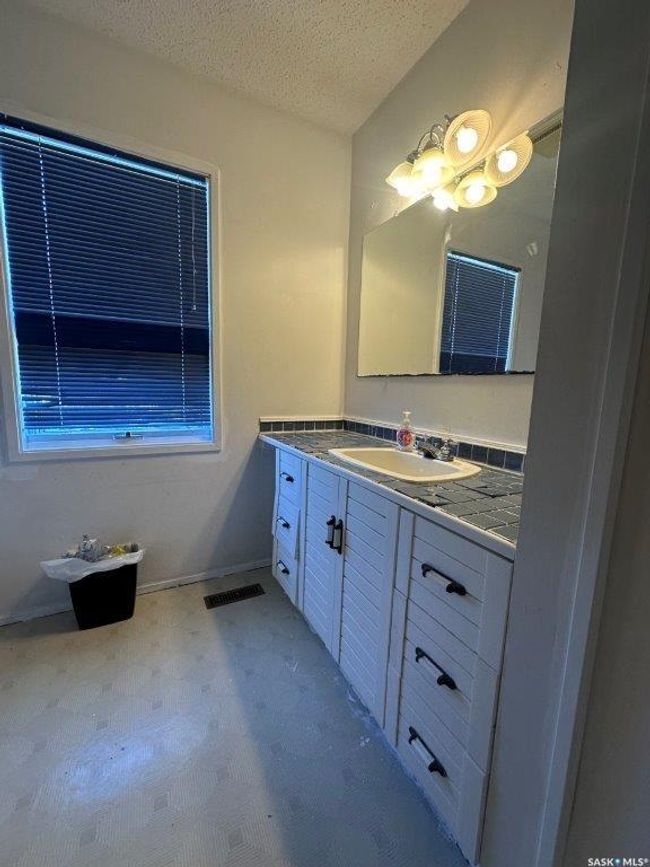 502 Busteed St, House other with 6 bedrooms, 4 bathrooms and 6 parking in Kerrobert SK | Image 20