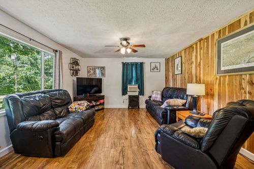 1411 Dry Creek Rd, Ashland City, TN, 37015-5313 | Card Image