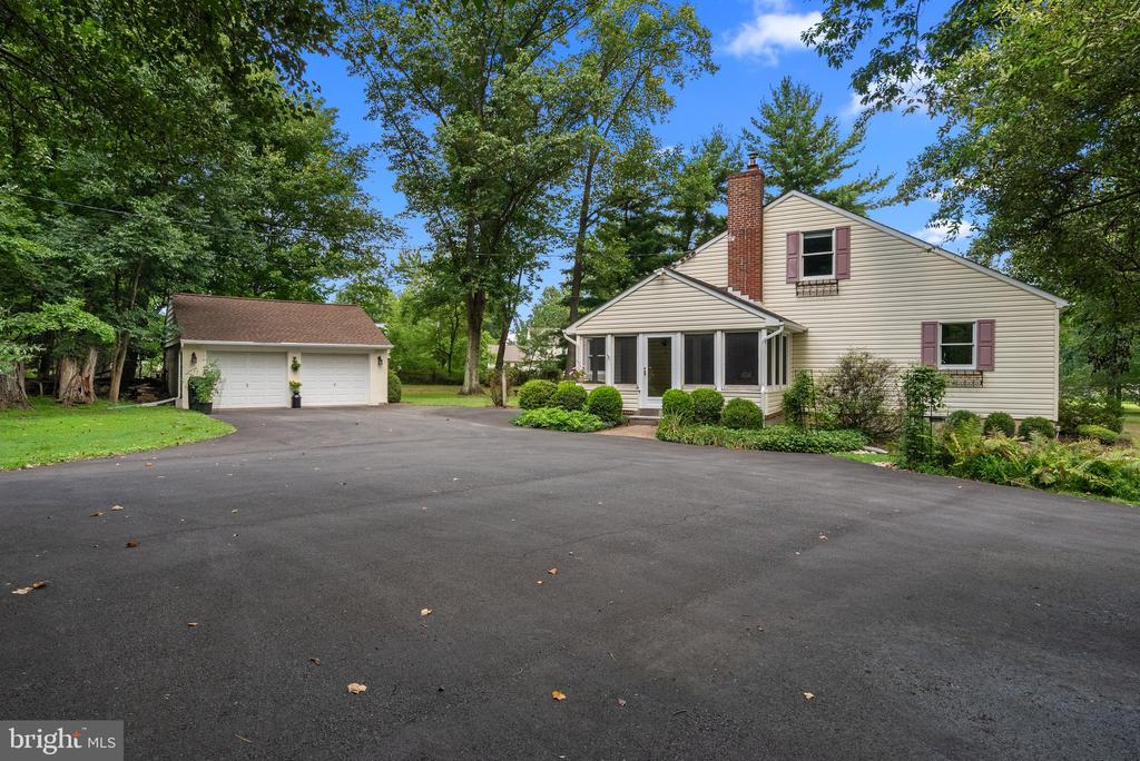 Tall Oaks Ln, Newtown, PA 18940