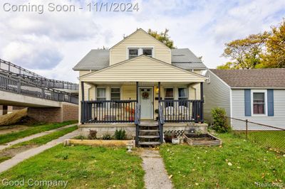 1005 E Bernhard Avenue, Home with 3 bedrooms, 2 bathrooms and null parking in Hazel Park MI | Image 1