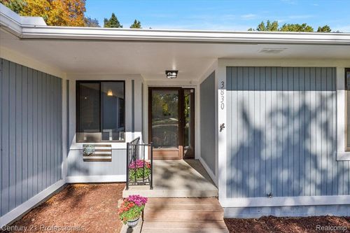 3830 Pine Orchard Cir, Waterford Twp, MI, 48329-3961 | Card Image