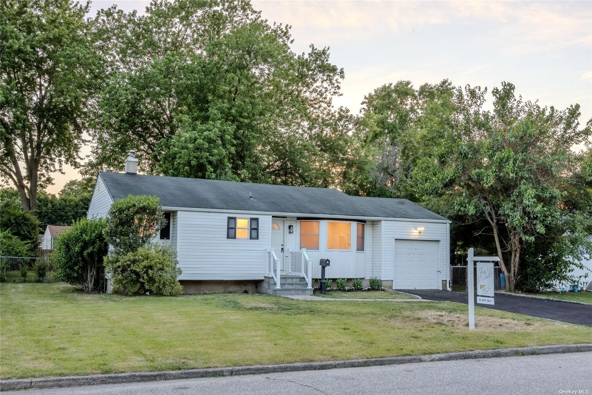 Devon Ave, Medford, NY 11763