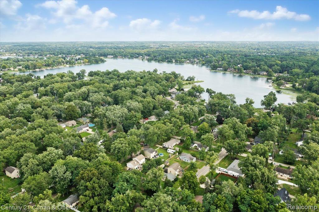 Arbutus St, Commerce Township, MI 48382