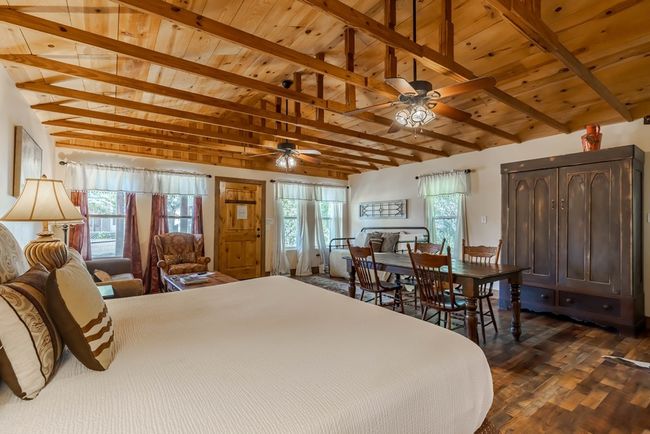 514 W Austin St, Home with 2 bedrooms, 2 bathrooms and null parking in Fredericksburg TX | Image 9