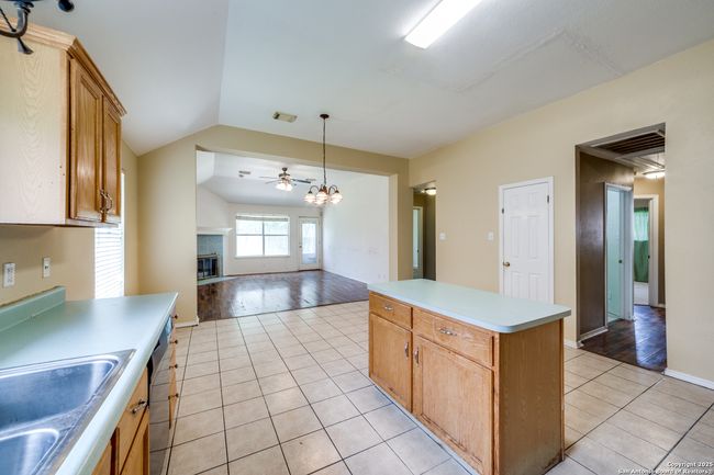 10111 Mission Crk, House other with 3 bedrooms, 2 bathrooms and null parking in Converse TX | Image 13