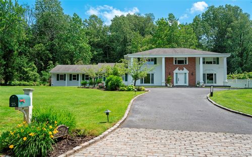 25 Montrose Ct, Roslyn, NY, 11576-1112 | Card Image