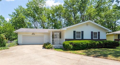 2618 Manor Ter, Lawrence, KS, 66046-4283 | Card Image