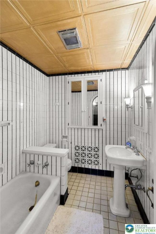 923 N Webster Ave, Home with 9 bedrooms, 5 bathrooms and 3 parking in Scranton PA | Image 9