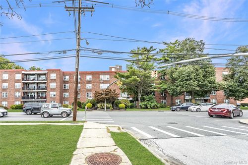 apt-2l-250 W Merrick Rd, Freeport, NY, 11520-3316 | Card Image