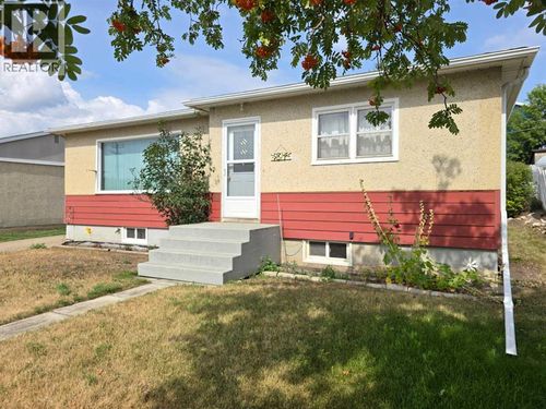 9814 95 Ave, Peace River, AB, T8S1H7 | Card Image