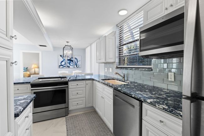 APT-104 - 3472 Ne Causeway Blvd, Condo with 2 bedrooms, 2 bathrooms and null parking in Jensen Beach FL | Image 5