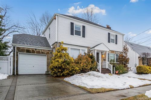30 Gifford Ave, Oceanside, NY, 11572-4627 | Card Image