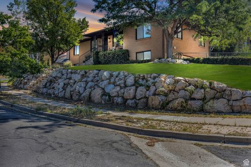 1834 200, Centerville, UT, 84014-1077 | Card Image