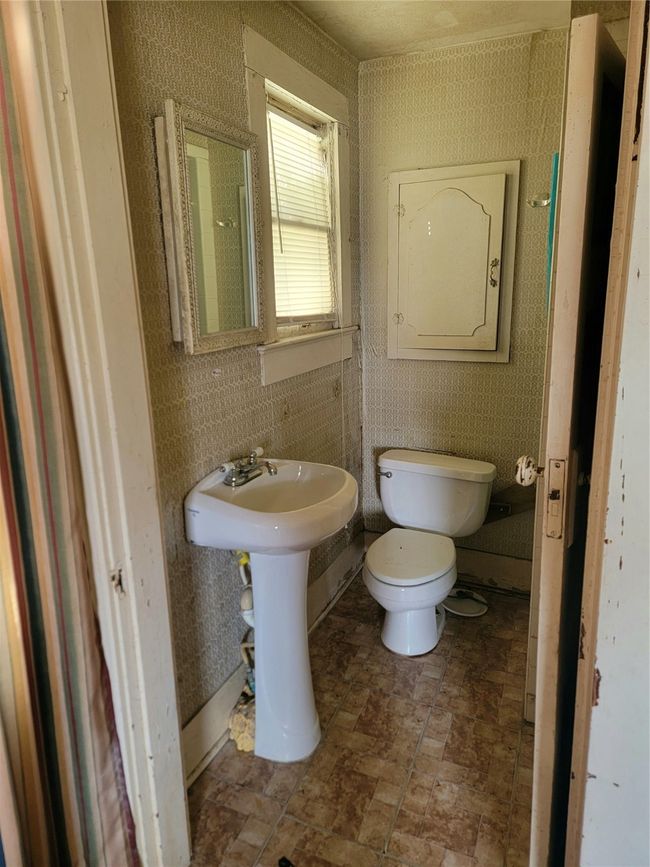 909 W Broadway St, House other with 4 bedrooms, 3 bathrooms and null parking in Clarksville TX | Image 32