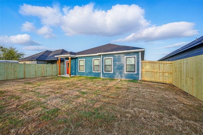 View of front facade featuring a fenced backyard and a front yard | Image 21