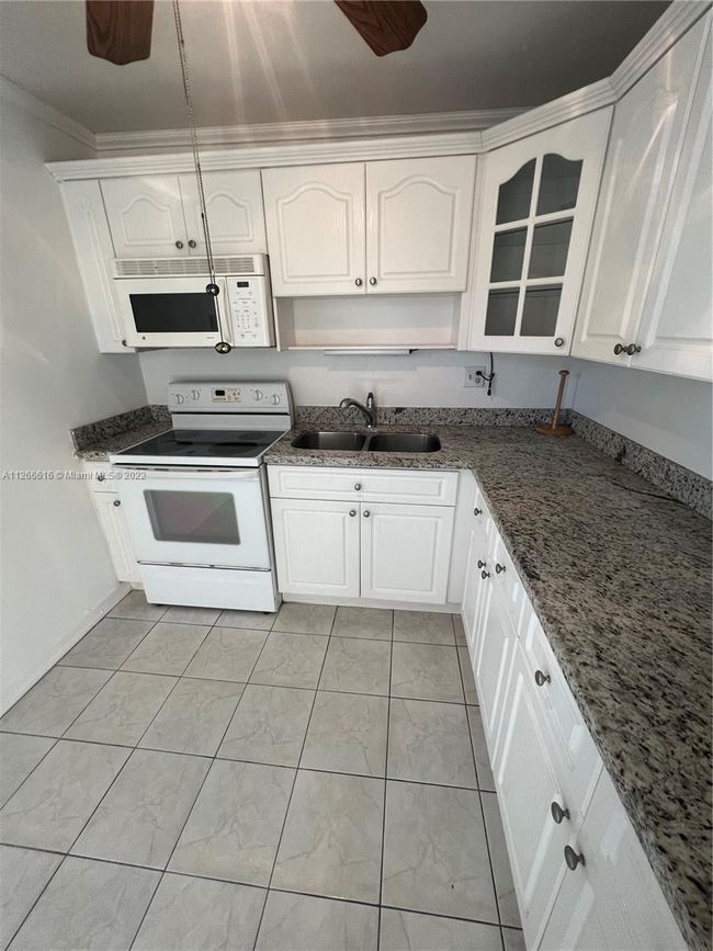 H - 14140 Sw 84 Th St, Condo with 2 bedrooms, 2 bathrooms and null parking in Kendall FL | Image 4