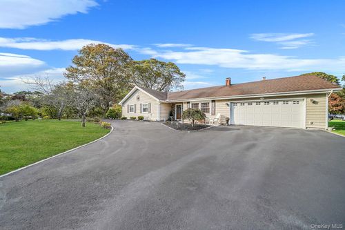 22 Concord Dr, Holtsville, NY, 11742-1009 | Card Image