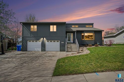 915 Jennifer St, Madison, SD, 57042-1831 | Card Image