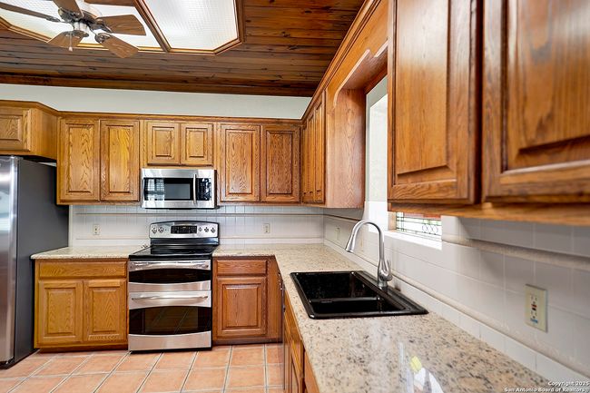 101 Ranch Rd, House other with 3 bedrooms, 3 bathrooms and null parking in Adkins TX | Image 24