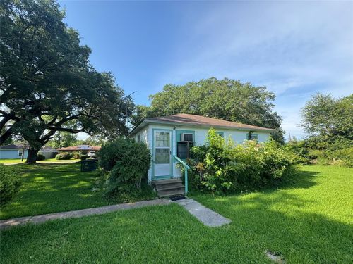 416 Baker Cir, Ames, TX, 77575-7296 | Card Image