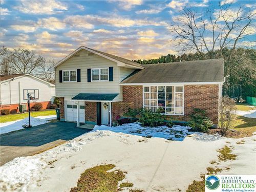 152 Jonathan Dr, Palmer Twp, PA, 18045-5829 | Card Image