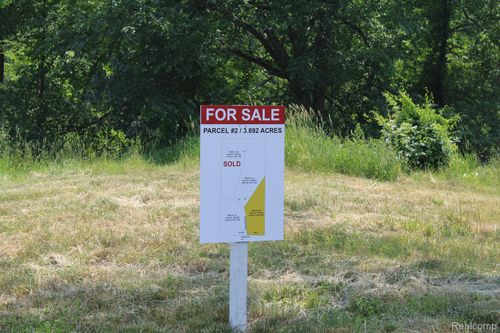 2722 Twin Oaks Dr, Milford Twp, MI, 48381 | Card Image