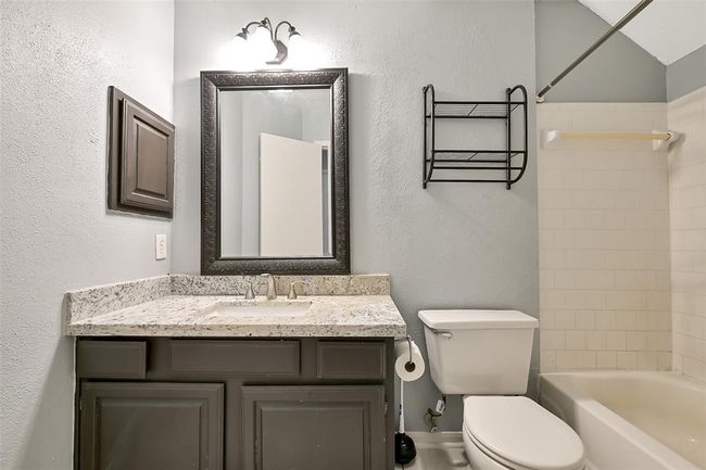 Upstairs bath | Image 14