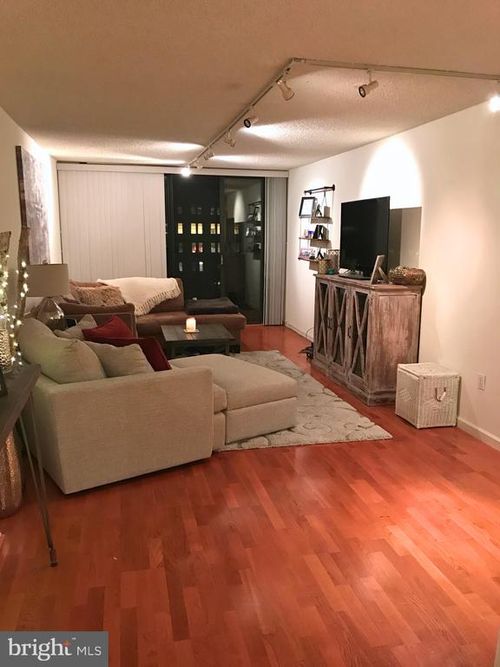 2102b-241 S 6th St, PHILADELPHIA, PA, 19106-3735 | Card Image