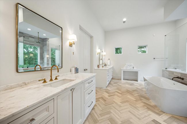 E - 22 E Shady Ln, House other with 5 bedrooms, 5 bathrooms and 3 parking in Houston TX | Image 24
