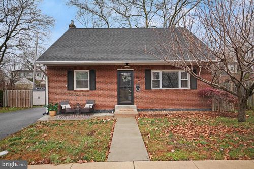 16 Lynwood Cir, GLENOLDEN, PA, 19036-2417 | Card Image