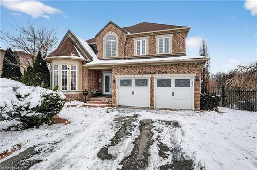39 Pinebrook Cir, Caledon, ON, L7C1C4 | Card Image