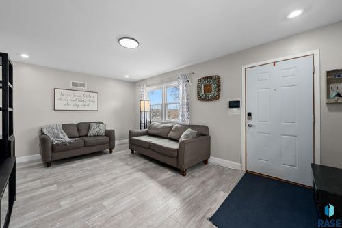 608 S Highland Ave, Sioux Falls, SD, 57103-2237 | Card Image