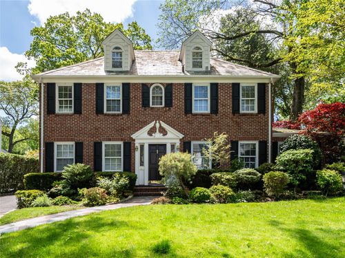 32 Inness Pl, Manhasset, NY, 11030-2609 | Card Image