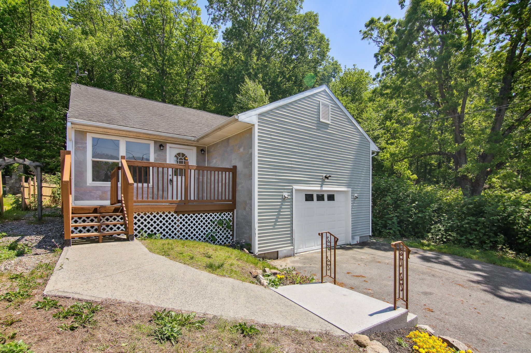 Pearl Lake Rd, Waterbury, CT 06706