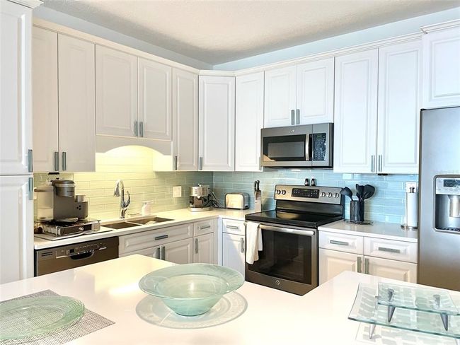 UNIT-2312 - 1 Beach Dr Se, Condo with 2 bedrooms, 2 bathrooms and null parking in ST PETERSBURG FL | Image 4