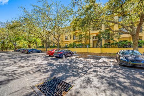 206-5612 Pinnacle Heights Cir, TAMPA, FL, 33624-4019 | Card Image
