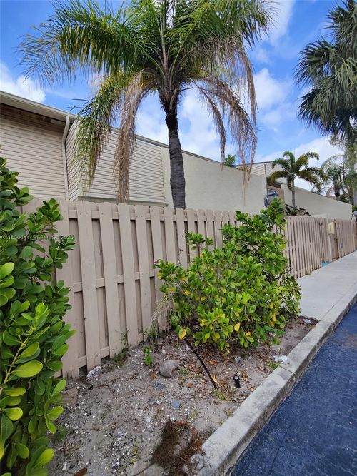 apt-107-616 Executive Center Dr, West Palm Beach, FL, 33401-4944 | Card Image