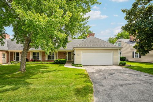 937 W Shaker Cir, Mequon, WI, 53092-6031 | Card Image