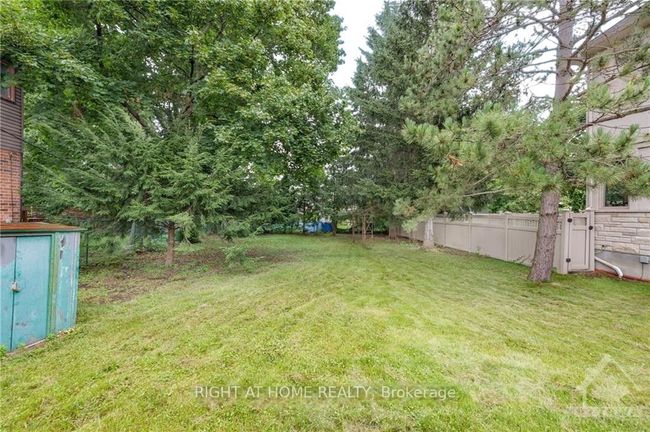 827 Riddell Ave N, House other with 2 bedrooms, 1 bathrooms and 4 parking in Ottawa ON | Image 4