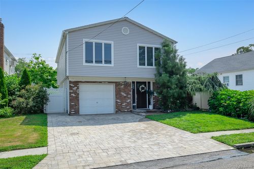 29 S Bay Dr, Babylon, NY, 11702-4116 | Card Image