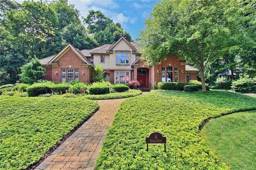 4 Hanna Ct, Bratenahl, OH, 44108-1162 | Card Image