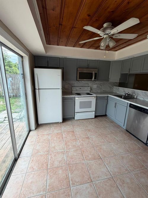 5601 Pierce St, Hollywood, FL, 33021-6242 | Card Image