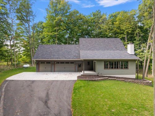 8806 Lakewood Trl, Berrien Center, MI, 49102-8733 | Card Image