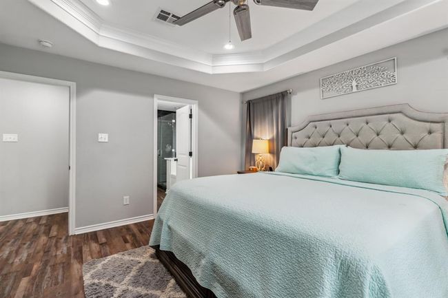 Recessed lighting and architectural detail | Image 14