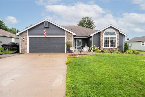 319 W 26th St, Eudora, KS, 66025-7107 | Card Image